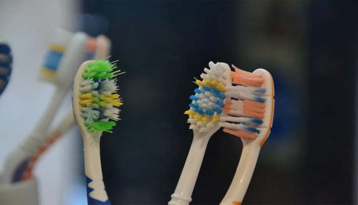 Oral Health : દાંત અને પેઢાને રાખવા હોય સ્વસ્થ તો આટલા દિવસ પછી બદલી જ દેવું ટુથ બ્રશ