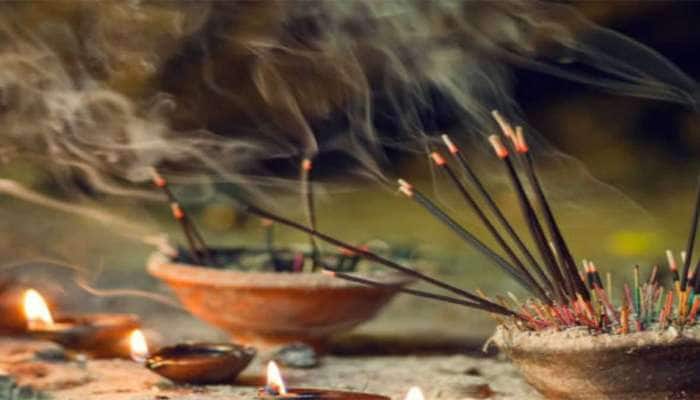 Vastu Tips: સપ્તાહના આ 2 દિવસ પૂજામાં ન કરવી જોઈએ અગરબત્તી, કરનાર થાય છે કંગાળ