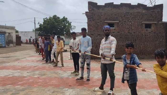 Cyclone Biporjoy: જામનગરના દરિયાકાંઠાનુ એક એવું ગામ કે જ્યાં વાવાઝોડાથી બચવા ગામજનો ચોકમાં બાંધે છે દોરડા