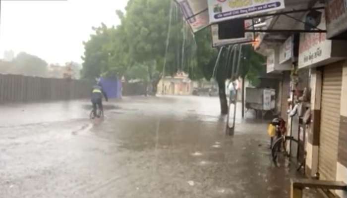 રાજકોટમાં અવિરસ વરસાદ, વરસાદના કારણે કેટલાક વિસ્તારોમાં લોકોના ઘરમાં ઘુસ્યા પાણી