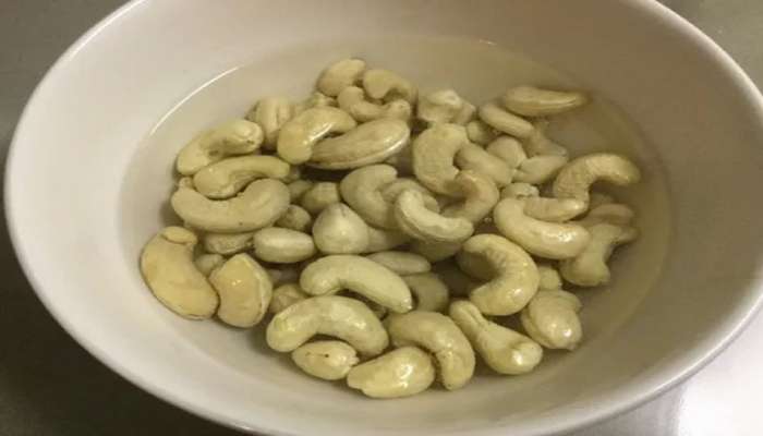 Soaked Cashews: રાત્રે પાણીમાં પલાળી સવારે ખાલી પેટ ખાવ કાજૂ, શરીરને થશે 5 જબરદસ્ત ફાયદા
