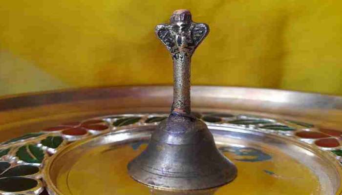 Astro Tips: પૂજા કરતાં પહેલા શા માટે વગાડવામાં આવે છે ઘંટડી ? વાત નથી સામાન્ય કારણ છે ખાસ