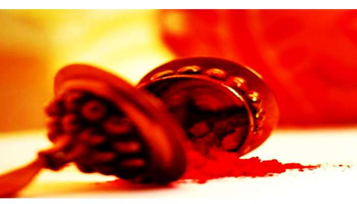 Sindoor Ke Totke: એક ચુટકી સિંદૂર! એક નાનકડો ઉપાય ચમકાવી દેશે તમારી કિસ્મત