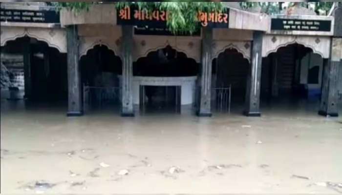 ગીર-સોમનાથમાં માઘવરાયજી પાણીમાં સમાયા, સરસ્વતી નદી શ્રીકૃષ્ણને સ્નાન કરાવતી હોય તેવું દ્રશ્ય રચાયું!