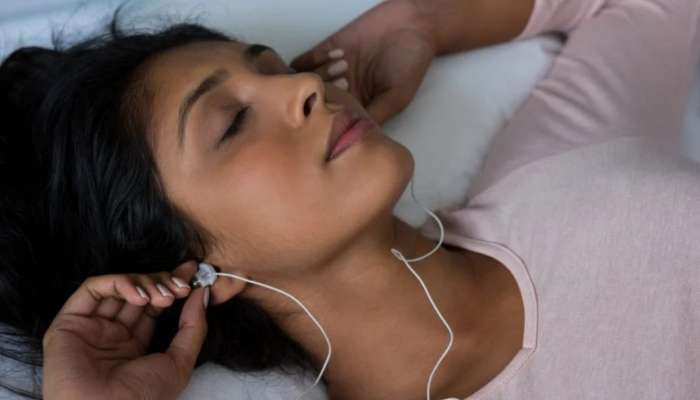 શું તમને પણ રાત્રે Earbuds પહેરીને સુવાની આદત છે? તો ચેતી જજો, સ્વાસ્થ્યને થઈ શકે છે મોટું નુકસાન