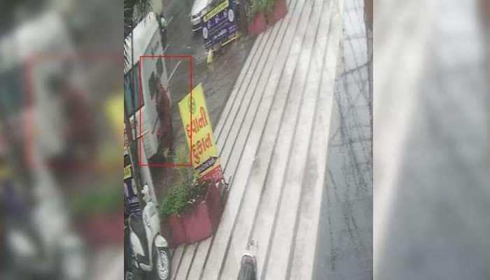 CCTVમાં કેદ થઈ ઘોર બેદરકારી! એમ્બ્યુલન્સના ડ્રાઇવરે પાર્કિંગ કરતી વખતે મહિલાને કચડી