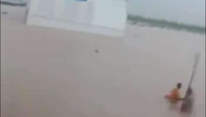દ્વારકામાં વરસાદમાં ગોડાઉનમાં ફસાયેલા મજૂરોની મદદે પહોંચી પોલીસ, જુઓ વીડિયો