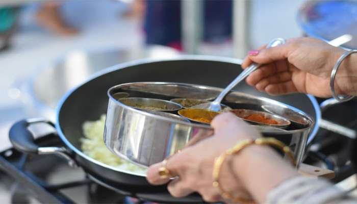 Astro Tips: જમવાનું બનાવે ત્યારે ગૃહિણીએ કરી લેવું આ કામ, ધન-ધાન્યથી સમૃદ્ધ રહે છે ઘર