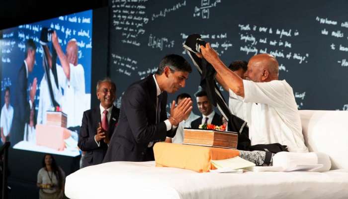 Pics: બ્રિટિશ PM મોરારી બાપુની રામકથામાં પહોંચ્યા, કહ્યું- એક હિન્દુ તરીકે આવ્યો છું
