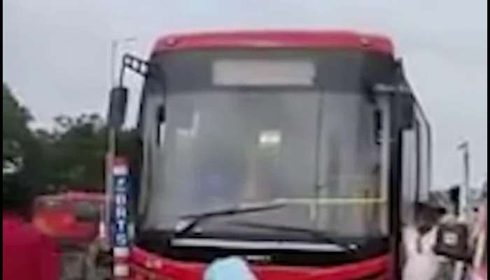 સુરતમાં BRTS અને સીટી બસો થઈ બેફામ! અમરોલીમાં BRTS એ બાઈક ચાલકને લીધો અડફેટે