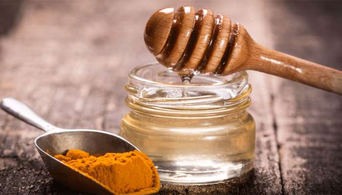 Turmeric and Honey: પુરુષો માટે તાકતનો ખજાનો સાબિત થાય છે મધ અને હળદર, આ સમયે ખાવાથી વધે છે સ્ટેમિના