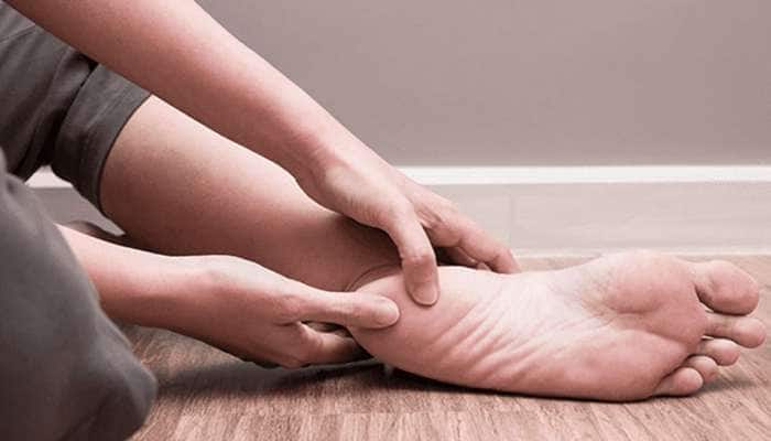 થોડીવાર ઊભા રહેવાથી પણ થાય છે એડીમાં દુખાવો ? તો અપનાવો આ ઘરેલુ ઉપાય | Health News in Gujarati Even standing for a while causes pain in the heel do this home remedy