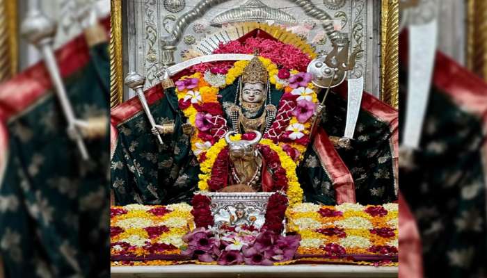  ઊંઝામાં મા ઉમિયાના દરબારમાં દાનની સરવાણી વહી! રાજકોટના માઈભક્તે અર્પણ કર્યું સોનાનું છત્ર 