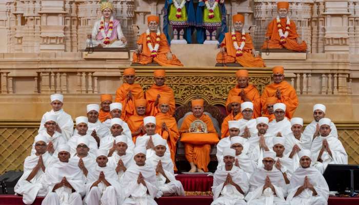 ઐતિહાસિક હિંદુ દીક્ષા દિન : અમેરિકાના 30 યુવાનોએ સંસાર છોડ્યો અને સંન્યાસ લીધો 