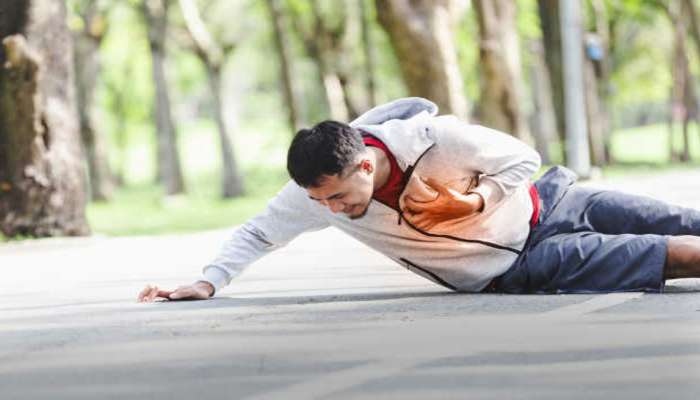 Heart Attack: હાર્ટ ફેઈલ થતા પહેલા શરીરમાં અનુભવાય છે આ 7 સમસ્યા, સમયસર સમજી લેવાથી બચી શકે છે જીવ