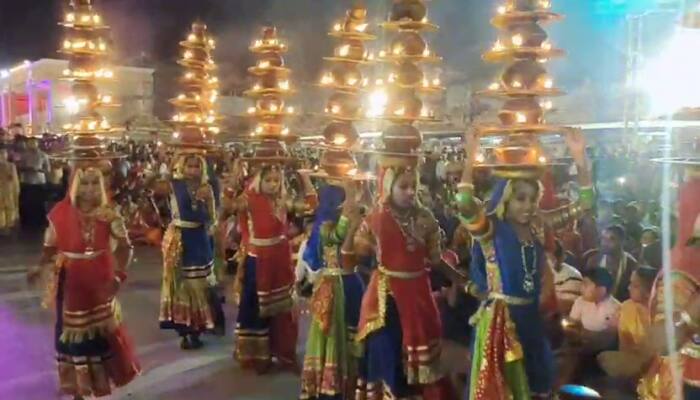 દુર્ગાષ્ટમીએ અંબાજીમાં થઈ ખાસ આરતી : આદિવાસી બાળાઓએ 1100 દીવાથી ચાચર ચોક ઝગમગાવ્યું