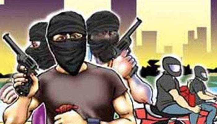 હવે કેવી રીતે કરવી દિવાળીની ખરીદી! ત્રણ બુકાનીધારીઓ બંદૂકની અણીએ લાખોને લૂંટ કરી રફૂ