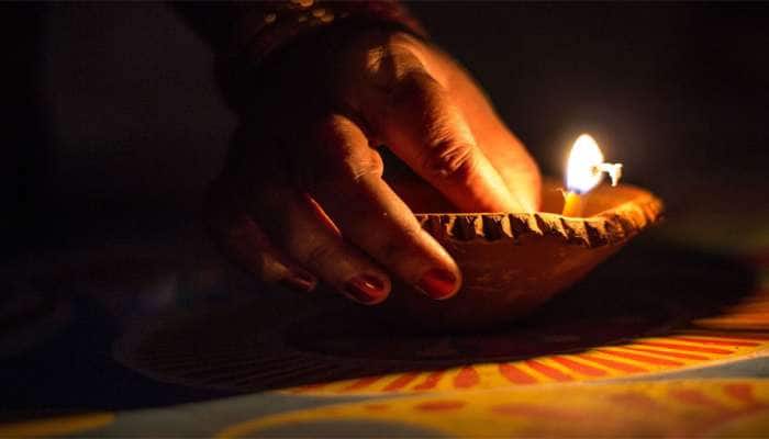 Diwali 2023: દિવાળીની રાત્રે આ દિશામાં કરો દીવો, આખું વર્ષ ઘરમાં થતી રહેશે ધનની આવક