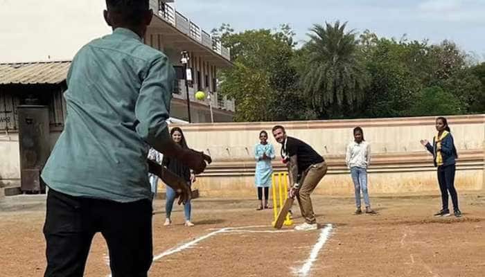 ફૂટબોલ સ્ટાર ડેવિડ બેકહામ ગુજરાતના ગામડામાં જઈ બાળકો સાથે ક્રિકેટ રમ્યો