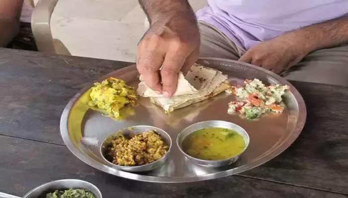 Vastu Tips: આ દિશા તરફ મોં કરી ક્યારેય ન બેસવું જમવા, ઘરમાં વધશે ગરીબી, પાણીની જેમ વહી જશે રુપિયા