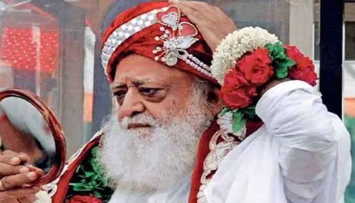 આસારામનો ફોટો રાખી કાર્યક્રમ કરનાર ગુજરાતના 33 શિક્ષકો ભરાયા! 10 મહિના બાદ નોટિસ