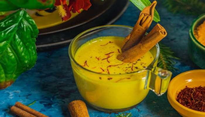 Turmeric Milk: શિયાળામાં હિરોઈન જેવી સુંદર ત્વચા માટે દૂધમાં આ વસ્તુ ઉમેરી પીવાનું રાખો, ચહેરા પર દેખાશે ઇન્સ્ટન્ટ ગ્લો