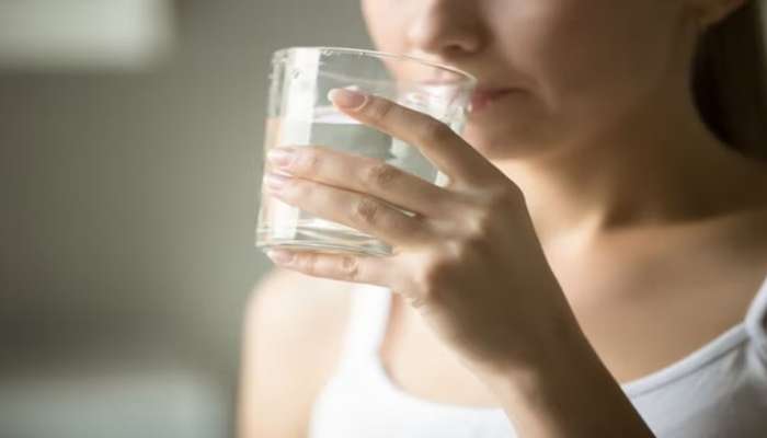 Lukewarm Water: રોજ આ સમયે પી લ્યો એક ગ્લાસ હુંફાળુ પાણી, વજન વધશે નહીં અને શરીર રહેશે નિરોગી