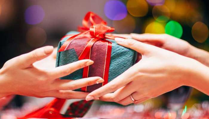 New Year Gift Ideas: નવા વર્ષે કોઈને ભૂલથી પણ ભેટમાં ના આપતા આ વસ્તુઓ, થશે અપશુકન!