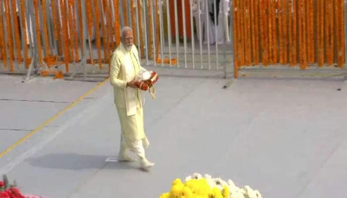 હાથમાં શુ લઈને રામ મંદિર પ્રાણ પ્રતિષ્ઠામાં પહોંચ્યા PM મોદી, જુઓ અદભૂત ક્ષણની તસવીર