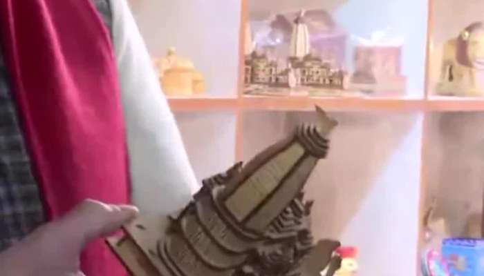 જયપુરઃ PM મોદીએ ફ્રાન્સના રાષ્ટ્રપતિ મેક્રૉનને રામ મંદિરની પ્રતિકૃતિ ભેટમાં આપી ડિજિટલ પેમેન્ટ સિસ્ટમ સમજાવી