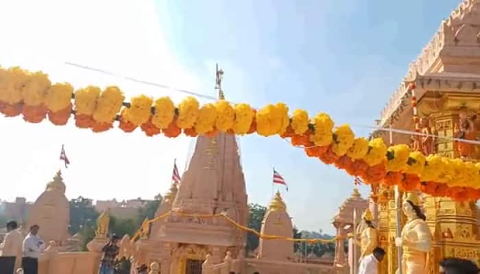 ગુજરાતના આ પ્રખ્યાત મંદિરનો ચઢાવાયો વિશ્વનો સૌથી લાંબો 1008 ફૂટનો ફૂલોનો હાર 
