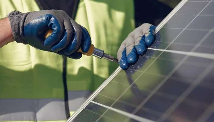 Solar Panel: સોલાર પેનલ કેટલા વર્ષમાં થાય છે ખરાબ, સર્વિસિંગમાં ખર્ચ કેટલો?