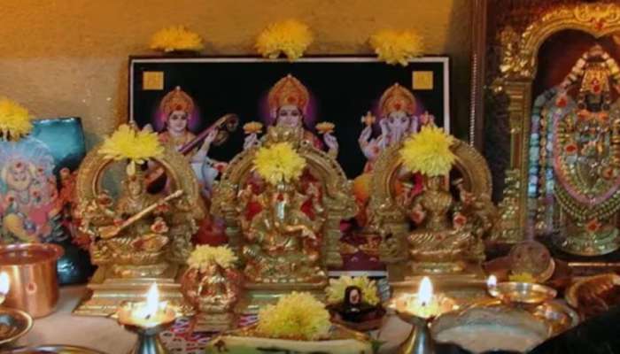 Vastu Tips: ઘરના મંદિરમાં સ્થાપિત કરો આ 3 દેવી-દેવતાઓની મૂર્તિઓ, જીવનમાં ક્યારેય નહીં આવે ગરીબી