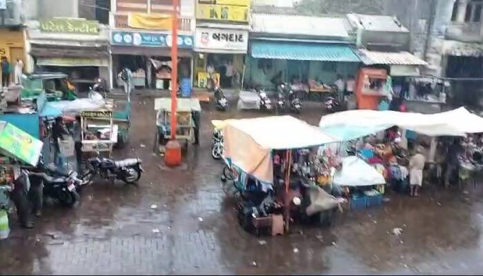 હવે મધ્ય ગુજરાતમાં વિલન બન્યો વરસાદ, વીજળીના કડાકા સાથે આવ્યો વરસાદ