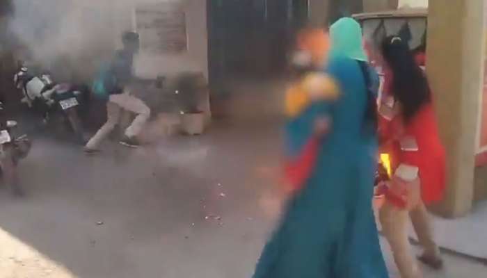 Video: બાળકો પપ્પા-પપ્પા બૂમો પાડતા રહ્યા, SP ઓફિસની બહાર યુવકે ભર્યું આઘાતજનક પગલું
