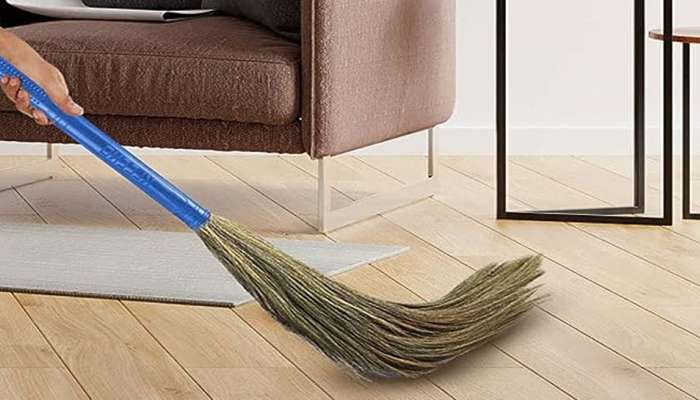 Broom Vastu Tips: સવારે ઘરમાં ઝાડુ કરો ત્યારે બોલવી આ લાઈનો, આ કામ કરનારનું રાતોરાત બદલી જાય છે જીવન