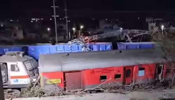 Train Accident: સાબરમતી-આગરા સુપરફાસ્ટ અને માલગાડી વચ્ચે ટક્કર, હેલ્પલાઇન નંબર જાહેર