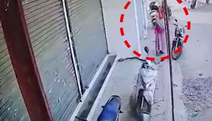 છત્તીસગઢ: બેકાબૂ પિકઅપ વાહન પલટ્યું, ઘરની બહાર ઉભેલી મહિલાઓ માંડ-માંડ બચી, જુઓ શોકિંગ CCTV....!