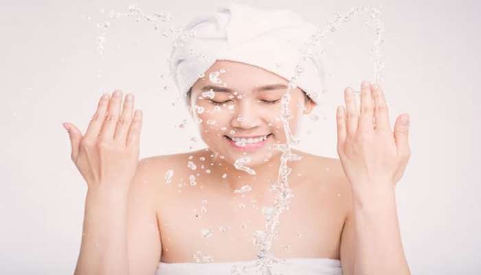 Rice Water for Skin: ચોખાના પાણીને ફેંકવાનું બંધ કરી લગાડો ચહેરા પર, પાર્લરના ખર્ચા વિના મળશે ગ્લોઇંગ ત્વચા