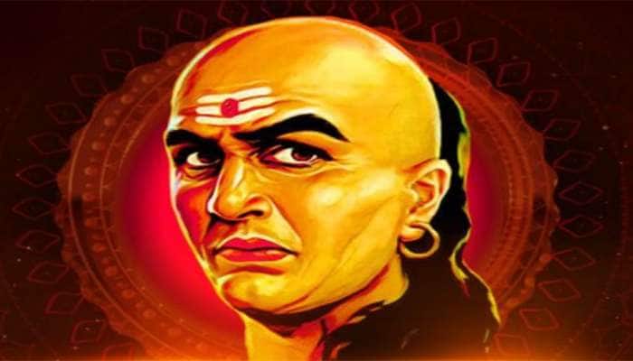 Chanakya Niti: આ 4 લોકોથી ધનના દેવી હંમેશા રહે છે દુર, આર્થિક સમસ્યાઓ નથી છોડતી પીછો