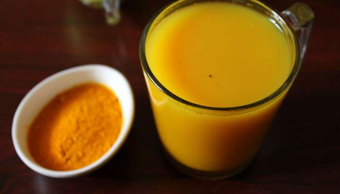 Turmeric Benefits: હળદરવાળું દૂધ કે પાણી.. જાણો શરીર માટે શું છે વધારે સારું ?