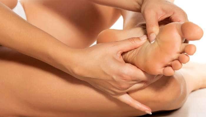 Massage: રાત્રે સૂતા પહેલા પગના તળીયામાં માલિશ કરવાથી આ 5 સમસ્યા દવા વિના થાય છે દુર