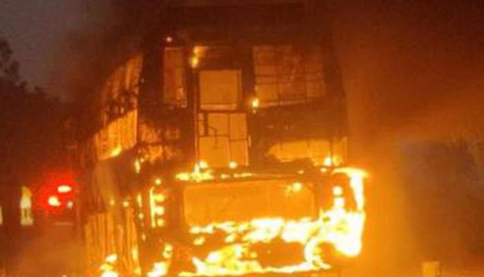 Road Accident: બસ અને ટ્રક વચ્ચે ભયાનક ટક્કર, 6 લોકો જીવતા ભડથું થઇ ગયા, 32 લોકો ઘાયલ
