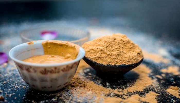 Multani Mitti: રાત્રે ચહેરા પર લગાવશો મુલ્તાની માટી તો ક્યારેય નહીં જાવું પડે પાર્લર, જાણી લો ઉપયોગની સાચી રીત