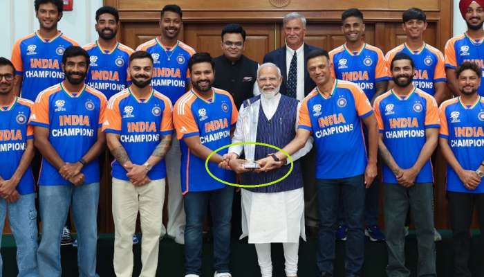 સાથે ફોટો પડાવ્યો...પણ વર્લ્ડ કપને PM મોદીએ કેમ ન લગાવ્યો હાથ? Video Viral