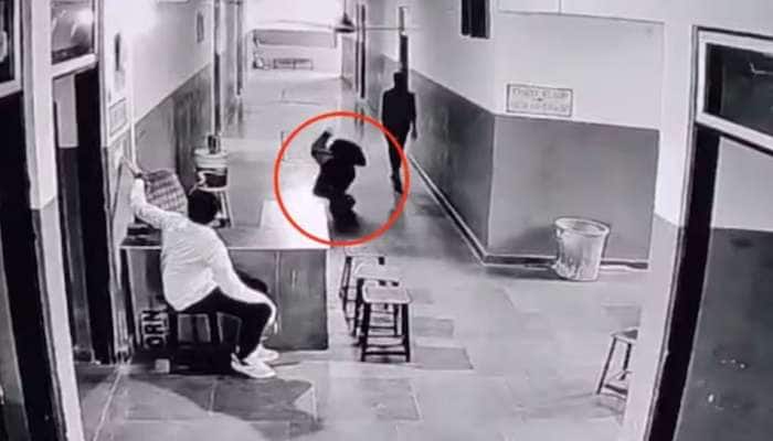 Heart Attack: 16 વર્ષના વિદ્યાર્થીને સ્કુલમાં હાર્ટ એટેક આવતા મોત, વીડિયો થયો વાયરલ