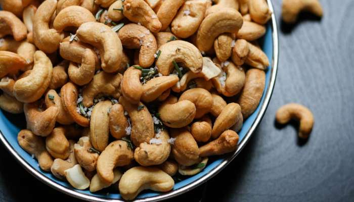 Cashew Side Effects: રોજ ખાવ છો એક મુઠ્ઠી ભરીને કાજુ ? તો જાણી લો તેનાથી થતા નુકસાન વિશે પણ