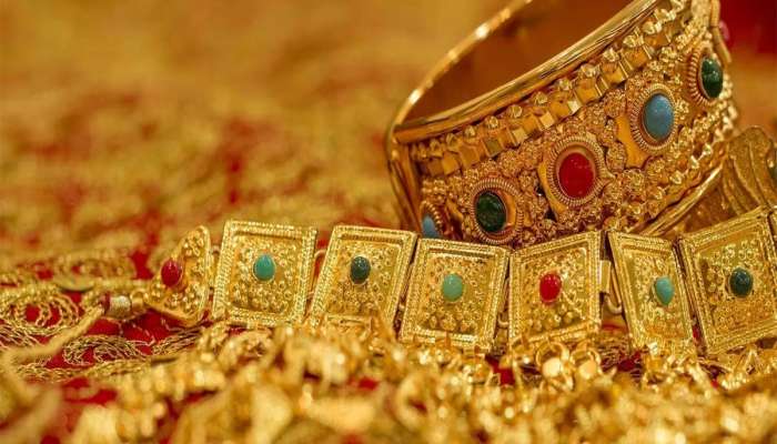 Gold Rate: બજેટમાં સરકારની જાહેરાતથી એક જ ઝટકે પ્રતિ કિલો 5.90 લાખ રૂપિયા સસ્તું થયું સોનું, જ્વેલરી સ્ટોક્સે મચાવી ધમાલ
