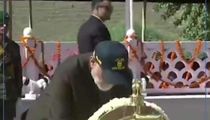 લદ્દાખ: કારગિલ વિજય દિવસ પર PM મોદીએ કારગિલ યુદ્ધ સ્મારક પર વીર જવાનોને આપી શ્રદ્ધાંજલી