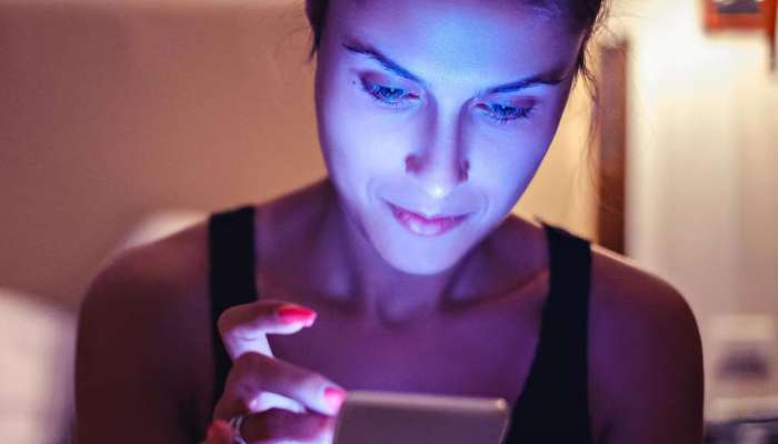 Phone Blue Light: ફોનમાંથી નીકળી બ્લુ લાઈટ આંખને જ નહીં ત્વચાને પણ કરે છે ગંભીર નુકસાન